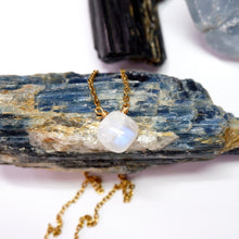 Dainty Crystal Pendant Necklace – Aquamarine, Rose Quartz, or Moonstone